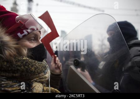 Frau hält das Symbol für den Frauenstreik während Wir gehen für die Freiheit Wir gehen für alles Protest organisiert von Frauenstreik und Anti-Lockdown-Unternehmern gegen die AIS-Regierung zum Jahrestag des Ausbruchs des kommunistischen Kriegsrechts in Warschau am 13. Dezember 2020. (Foto von Maciej Luczniewski/NurPhoto) Stockfoto