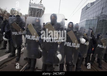 Aufstandsgruppe gesehen während Wir gehen für die Freiheit Wir gehen für alles Protest organisiert von Womens Strike und Anti-Lockdown-Unternehmer gegen die AIS-Regierung zum Jahrestag des Ausbruchs des kommunistischen Kriegsrechts in Warschau am 13. Dezember 2020. (Foto von Maciej Luczniewski/NurPhoto) Stockfoto