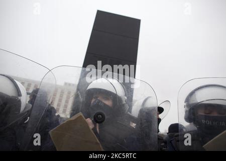 Polizist schützt das Smolensk-Denkmal während Wir gehen für die Freiheit Wir gehen für alles Protest organisiert von Frauenstreik und Anti-Lockdown-Unternehmer gegen die AIS-Regierung zum Jahrestag des Ausbruchs des kommunistischen Kriegsrechts in Warschau am 13. Dezember 2020. (Foto von Maciej Luczniewski/NurPhoto) Stockfoto