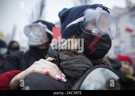 Protestierende während We Are Going for Freedom Wir gehen für alles Protest organisiert von Womens Strike und Anti-Lockdown-Unternehmer gegen die AIS-Regierung zum Jahrestag des Ausbruchs des kommunistischen Kriegsrechts in Warschau am 13. Dezember 2020. (Foto von Maciej Luczniewski/NurPhoto) Stockfoto