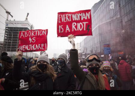 Protestierende während We Are Going for Freedom Wir gehen für alles Protest organisiert von Womens Strike und Anti-Lockdown-Unternehmer gegen die AIS-Regierung zum Jahrestag des Ausbruchs des kommunistischen Kriegsrechts in Warschau am 13. Dezember 2020. (Foto von Maciej Luczniewski/NurPhoto) Stockfoto