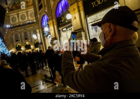 Menschen beim Weihnachtseinkauf am ersten Tag der Lombardei in gelber Zone während der Pandemie Covid-19, Mailand, Italien, am 13 2020. Dezember. Nach Monaten in der roten und orangen Zone kehrt Mailand am 13.. Dezember in die gelbe Zone zurück. Bars, Restaurants, Pizzeria bis 10pm geöffnet, und Bürger können sich frei in benachbarten Gemeinden und gelben Regionen bewegen (Foto: Mairo Cinquetti/NurPhoto) Stockfoto