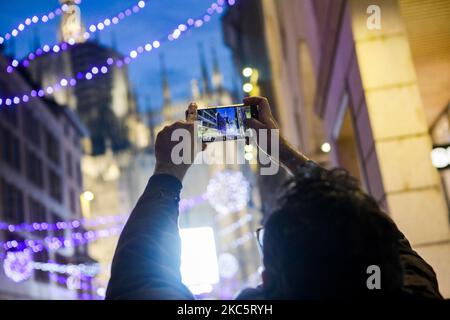 Menschen beim Weihnachtseinkauf am ersten Tag der Lombardei in gelber Zone während der Pandemie Covid-19, Mailand, Italien, am 13 2020. Dezember. Nach Monaten in der roten und orangen Zone kehrt Mailand am 13.. Dezember in die gelbe Zone zurück. Bars, Restaurants, Pizzeria bis 10pm geöffnet, und Bürger können sich frei in benachbarten Gemeinden und gelben Regionen bewegen (Foto: Mairo Cinquetti/NurPhoto) Stockfoto