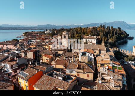 Eine schöne Aussicht auf Sirmione von der Scaligero Burg in Italien Stockfoto