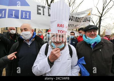 Ein Protestler trägt einen Hut, der am 14. Dezember 2020 in Paris den Slogan „Ich bin krank“ liest, während einer Demonstration von Hotel- und Restaurantbesitzern sowie Tourismusfachleuten, die ihre Geschäfte zur Wiedereröffnung inmitten der durch das neuartige Coronavirus verursachten Pandemie von Covid-19 forderten. (Foto von Michel Stoupak/NurPhoto) Stockfoto