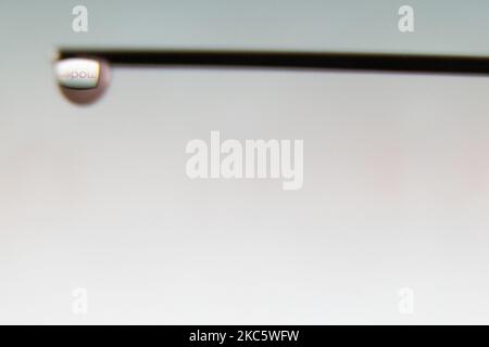 Foto-Illustration einer medizinischen Spritze mit einer Nadel vor dem Logo des Pharmakonzerns Moderna. Moderna erwartet die amerikanische Entscheidung, eine Zulassung für die Notfallverwendung, den Impfstoffkandidaten mRNA-1273 am 17 2020. Dezember von der FDA und die europäische Zulassung für den COVID-19-Impfstoff im Januar 2021. Moderna ist ein amerikanisches Biotechnologie-Unternehmen mit Sitz in Cambridge, Massachusetts, das Impfstofftechnologien auf Basis von Boten-RNA mRNA entwickelt. Die Coronavirus-Pandemie, eine der größten Gesundheitskrisen der Welt, wird zu dem größten Impfprogramm in der menschlichen Geschichte führen. Amste Stockfoto