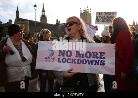 Am 14. Dezember 2020 demonstrieren Aktivisten auf dem Parliament Square in London, England, gegen die Sperren des Coronavirus und gegen jede vorgeschriebene Covid-19-Impfung. Es wird erwartet, dass London unmittelbar unter die „Tier 3“-Beschränkungen gestellt wird, was auf einen „sehr hohen“ Coronavirus-Alarmlevel hinweist und dazu führt, dass Pubs, Bars, Cafés und Restaurants geschlossen werden müssen, außer dass sie einen Take-away- und Lieferservice anbieten. Die Stadt wurde am Ende der vierwöchigen Sperrung durch England am 2. Dezember wieder zu den „hohen“ Beschränkungen der Stufe 2 zurückgebracht, obwohl einige strengernde Bestimmungen in Th hinzugefügt wurden Stockfoto