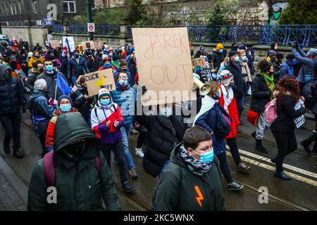 Menschen demonstrieren während eines Anti-Gouvernement-Protestes gegen Einschränkungen des Abtreibungsgesetzes in Polen. Krakau, Polen am 13. Dezember 2020. Der Protest wurde von Women Strike anlässlich des 39.. Jahrestages der Einführung des Kriegsrechts in Polen organisiert. (Foto von Beata Zawrzel/NurPhoto) Stockfoto