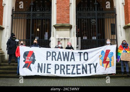 Während eines Protesten gegen die Regierung gegen die Einschränkungen des Abtreibungsgesetzes in Polen demonstrieren Menschen mit dem Banner „Rechte sind keine Geschenke“. Krakau, Polen am 13. Dezember 2020. Der Protest wurde von Women Strike anlässlich des 39.. Jahrestages der Einführung des Kriegsrechts in Polen organisiert. (Foto von Beata Zawrzel/NurPhoto) Stockfoto