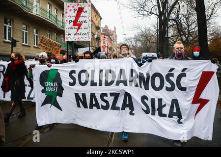 Menschen demonstrieren während eines Anti-Gouvernement-Protestes gegen Einschränkungen des Abtreibungsgesetzes in Polen. Krakau, Polen am 13. Dezember 2020. Der Protest wurde von Women Strike anlässlich des 39.. Jahrestages der Einführung des Kriegsrechts in Polen organisiert. (Foto von Beata Zawrzel/NurPhoto) Stockfoto