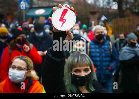 Menschen demonstrieren während eines Anti-Gouvernement-Protestes gegen Einschränkungen des Abtreibungsgesetzes in Polen. Krakau, Polen am 13. Dezember 2020. Der Protest wurde von Women Strike anlässlich des 39.. Jahrestages der Einführung des Kriegsrechts in Polen organisiert. (Foto von Beata Zawrzel/NurPhoto) Stockfoto