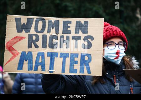 Menschen demonstrieren während eines Anti-Gouvernement-Protestes gegen Einschränkungen des Abtreibungsgesetzes in Polen. Krakau, Polen am 13. Dezember 2020. Der Protest wurde von Women Strike anlässlich des 39.. Jahrestages der Einführung des Kriegsrechts in Polen organisiert. (Foto von Beata Zawrzel/NurPhoto) Stockfoto