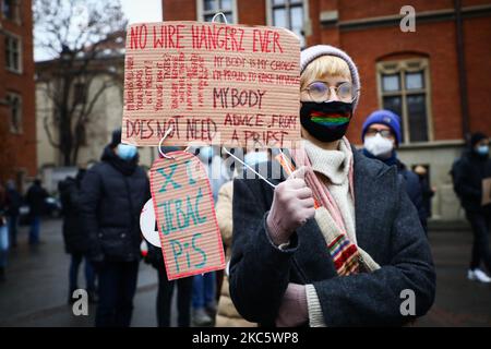 Menschen demonstrieren während eines Anti-Gouvernement-Protestes gegen Einschränkungen des Abtreibungsgesetzes in Polen. Krakau, Polen am 13. Dezember 2020. Der Protest wurde von Women Strike anlässlich des 39.. Jahrestages der Einführung des Kriegsrechts in Polen organisiert. (Foto von Beata Zawrzel/NurPhoto) Stockfoto