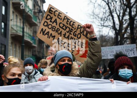 Menschen demonstrieren während eines Anti-Gouvernement-Protestes gegen Einschränkungen des Abtreibungsgesetzes in Polen. Krakau, Polen am 13. Dezember 2020. Der Protest wurde von Women Strike anlässlich des 39.. Jahrestages der Einführung des Kriegsrechts in Polen organisiert. (Foto von Beata Zawrzel/NurPhoto) Stockfoto