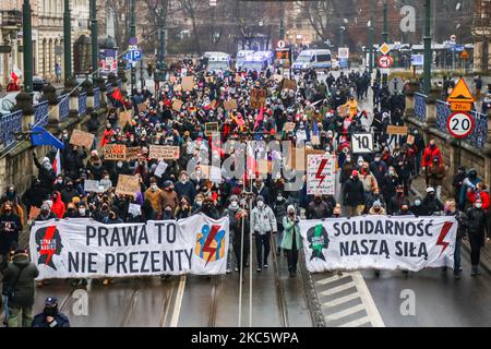 Menschen demonstrieren während eines Anti-Gouvernement-Protestes gegen Einschränkungen des Abtreibungsgesetzes in Polen. Krakau, Polen am 13. Dezember 2020. Der Protest wurde von Women Strike anlässlich des 39.. Jahrestages der Einführung des Kriegsrechts in Polen organisiert. (Foto von Beata Zawrzel/NurPhoto) Stockfoto