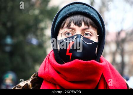 Menschen demonstrieren während eines Anti-Gouvernement-Protestes gegen Einschränkungen des Abtreibungsgesetzes in Polen. Krakau, Polen am 13. Dezember 2020. Der Protest wurde von Women Strike anlässlich des 39.. Jahrestages der Einführung des Kriegsrechts in Polen organisiert. (Foto von Beata Zawrzel/NurPhoto) Stockfoto