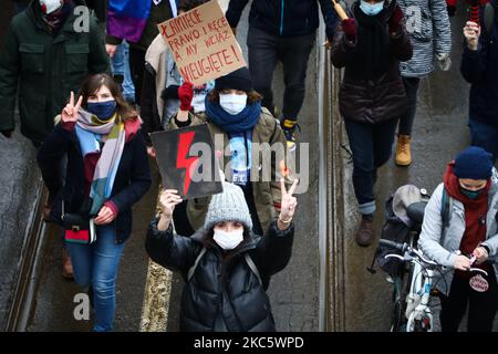 Menschen demonstrieren während eines Anti-Gouvernement-Protestes gegen Einschränkungen des Abtreibungsgesetzes in Polen. Krakau, Polen am 13. Dezember 2020. Der Protest wurde von Women Strike anlässlich des 39.. Jahrestages der Einführung des Kriegsrechts in Polen organisiert. (Foto von Beata Zawrzel/NurPhoto) Stockfoto