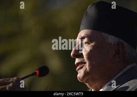 RAM Chandra Paudel, Senior Leader des nepalesischen Kongresses, sprach sich an den Kadern des nepalesischen Kongresses an, Anhänger nahmen an der landesweiten Kundgebung gegen die nepalesische Kommunistische Partei (NCP) und die Regierung Teil, die die Regierung am Montag, den 14. Dezember 2020, wegen Korruption und schlechter Regierungsführung in Kathmandu, Nepal, aufforderte. (Foto von Narayan Maharjan/NurPhoto) Stockfoto