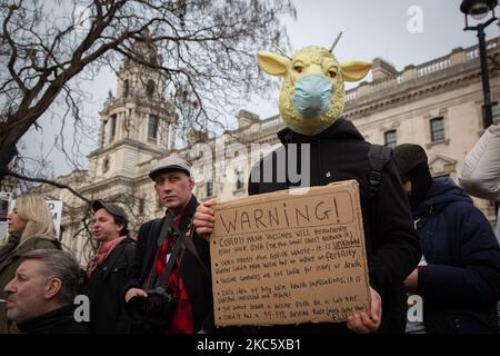 Ein Mann mit einer Schafmaske trifft sich am 14. Dezember 2020 zu den Anti-Impfdemonstranten auf dem Parliament Square in London, Großbritannien. (Foto von Kiki Streitberger/NurPhoto) Stockfoto