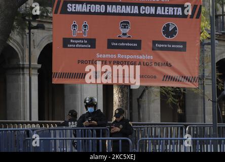 Die Polizei bewacht die Straßen der Zócalo von Mexiko-Stadt, wo trotz der Warnung und des gesundheitlichen Notstands aufgrund von COVID-19 in Mexiko und der epidemiologischen Ampel an der Grenze zu Rot in der Hauptstadt eine große Anzahl von Menschen registriert wurden. Bisher hat das Gesundheitsministerium in Mexiko einen Rekord von einer Million 250 Tausend 044 bestätigten Fällen, die durch COVID-19 angesammelt wurden, 113 Tausend 953 Todesfälle und geschätzte 918 Tausend 681 Erholungen. (Foto von Gerardo Vieyra/NurPhoto) Stockfoto