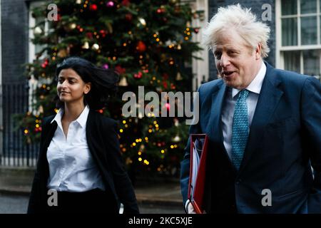 Der britische Premierminister Boris Johnson, Vorsitzender der Konservativen Partei und Abgeordneter für Uxbridge und South Ruislip, verlässt die Downing Street 10 für das wöchentliche Kabinettstreffen, das derzeit am 15. Dezember 2020 im Foreign, Commonwealth and Development Office (FCDO) in London, England, stattfindet. Zusammen mit dem Premierminister geht Munira Mirza, Direktorin der Nummer 10 Policy Unit, zu Fuß. (Foto von David Cliff/NurPhoto) Stockfoto