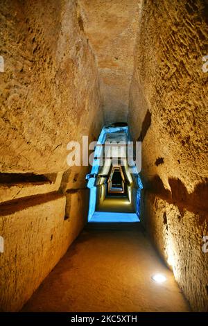 Die Höhle der Sibyl im archäologischen Park von Cuma in Kampanien. Stockfoto