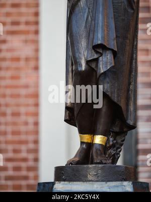 Details einer von vier Statuen, die im Juli vorübergehend aus den Plinthen vor Dublins Hotel Shelbourne entfernt wurden, wurden wiederhergestellt. Die Statuen, in denen Frauen mit Fackeln dargestellt sind, sind seit 153 Jahren ein bekannter Anblick außerhalb des Hotels, wurden aber nach irrtümlicher Identifizierung als Sklaven abgesetzt. Am Dienstag, den 15. Dezember 2020, in Dublin, Irland. (Foto von Artur Widak/NurPhoto) Stockfoto