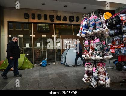 Blick auf zwei Zelte mit rauem Schlafengehen in der Henry Street in Dublin. Seit November 25. sind es mehr als 57 Menschen, die in diesem Jahr in Dublin gestorben sind. Am Dienstag, den 15. Dezember 2020, in Dublin, Irland. (Foto von Artur Widak/NurPhoto) Stockfoto