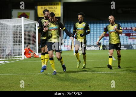 Barrows Scott Quigley feiert mit Sam Hird, nachdem er während des Sky Bet League 2-Spiels zwischen Scunthorpe United und Barrow am Dienstag, dem 15.. Dezember 2020, im Glanford Park, Scunthorpe, den Punktestand auf 1-1 erreicht hatte. (Foto von Mark Fletcher/MI News/NurPhoto) Stockfoto