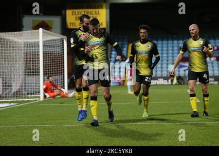 Barrows Scott Quigley feiert mit Sam Hird, nachdem er während des Sky Bet League 2-Spiels zwischen Scunthorpe United und Barrow am Dienstag, dem 15.. Dezember 2020, im Glanford Park, Scunthorpe, den Punktestand auf 1-1 erreicht hatte. (Foto von Mark Fletcher/MI News/NurPhoto) Stockfoto