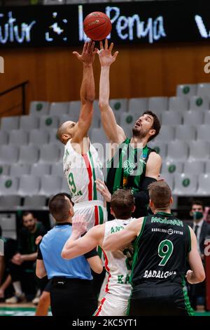 Ante Tomic vom Club Joventut Badalona im Einsatz mit Jordan Morgan von UNICS Kazan während des 7-tägigen Eurocup-Spiels zwischen Club Joventut Badalona und UNICS Kazan im Pabellon Olimpico de Badalona in Barcelona, Spanien. (Foto von David Ramirez/DAX Images/NurPhoto) Stockfoto