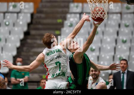 Neno Dimitrijevic vom Club Joventut Badalona im Einsatz mit Nate Wolters von UNICS Kazan während des 7-tägigen Eurocup-Spiels zwischen Club Joventut Badalona und UNICS Kazan im Pabellon Olimpico de Badalona in Barcelona, Spanien. (Foto von David Ramirez/DAX Images/NurPhoto) Stockfoto