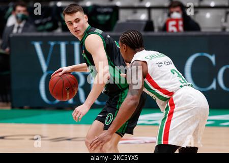 Neno Dimitrijevic vom Club Joventut Badalona im Einsatz mit Isaiah Canaan vom UNICS Kazan während des 7-tägigen Eurocup-Spiels zwischen Club Joventut Badalona und UNICS Kazan im Pabellon Olimpico de Badalona in Barcelona, Spanien. (Foto von David Ramirez/DAX Images/NurPhoto) Stockfoto