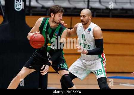 Ante Tomic vom Club Joventut Badalona im Einsatz mit Jordan Morgan von UNICS Kazan während des 7-tägigen Eurocup-Spiels zwischen Club Joventut Badalona und UNICS Kazan im Pabellon Olimpico de Badalona in Barcelona, Spanien. (Foto von David Ramirez/DAX Images/NurPhoto) Stockfoto