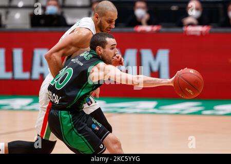 Ferran Bassas vom Club Joventut Badalona im Einsatz mit Jordan Morgan von UNICS Kazan während des 7-tägigen Eurocup-Spiels zwischen Club Joventut Badalona und UNICS Kazan im Pabellon Olimpico de Badalona in Barcelona, Spanien. (Foto von David Ramirez/DAX Images/NurPhoto) Stockfoto