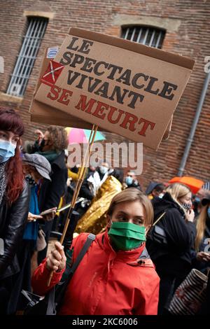 Eine Frau hält ein Plakat mit der Aufschrift „Darstellende Künste sterben“. Arbeiter (Schauspieler, Live-Künstler, Maler, Musiker, Techniker, Theaterdirektoren und Kulturgewerkschaften (CGT, Synavi, Snam...) organisierten einen landesweiten Tag mit Aktionen und Demonstrationen, um gegen die Schließung aller Theater, Kinos, Konzertsäle usw. durch die Regierung Franch aufgrund der Pandemie von Covid-19 zu protestieren. Sie protestieren, weil sie sich fragen, warum Einkaufszentren, Geschäfte usw. geöffnet sind und nicht. Kulturarbeiter werden von der französischen Regierung als nicht lebensnotwendige Arbeitskräfte angesehen, selbst wenn Frankreich als „Kulturland“ bezeichnet wird. Sie werden nicht r Stockfoto