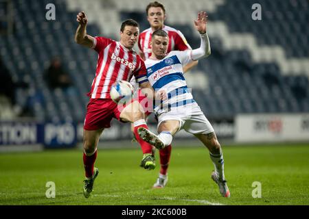 Lyndon Dykes von Queens Park Rangers und James Chester von Stoke City treten am Dienstag, dem 15.. Dezember 2020, während des Sky Bet Championship-Spiels zwischen Queens Park Rangers und Stoke City im Loftus Road Stadium, London, um den Ball an. (Foto von Juan Gasparini/MI News/NurPhoto) Stockfoto