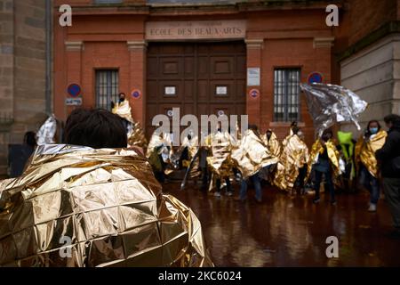 Demonstranten versammeln sich vor der Schule der Schönen Künste von Toulouse. Kulturschaffende (Schauspieler, Live-Künstler, Maler, Musiker, Techniker, Theaterdirektoren und Kulturgewerkschaften (CGT, Synavi, Snam...) organisierten einen landesweiten Tag mit Aktionen und Demonstrationen, um gegen die Schließung aller Theater, Kinos, Konzertsäle usw. durch die Regierung Franch aufgrund der Pandemie von Covid-19 zu protestieren. Sie protestieren, weil sie sich fragen, warum Einkaufszentren, Geschäfte usw. geöffnet sind und nicht. Kulturarbeiter werden von der französischen Regierung als nicht lebensnotwendige Arbeitskräfte angesehen, selbst wenn Frankreich als „Kulturland“ bezeichnet wird Stockfoto