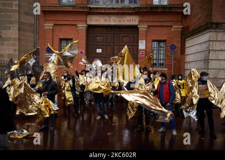 Kulturschaffende versammeln sich und treten vor der Schule der Beaux-Arts von Toulouse auf. Kulturschaffende (Schauspieler, Live-Künstler, Maler, Musiker, Techniker, Theaterdirektoren und Kulturgewerkschaften (CGT, Synavi, Snam...) organisierten einen landesweiten Tag mit Aktionen und Demonstrationen, um gegen die Schließung aller Theater, Kinos, Konzertsäle usw. durch die Regierung Franch aufgrund der Pandemie von Covid-19 zu protestieren. Sie protestieren, weil sie sich fragen, warum Einkaufszentren, Geschäfte usw. geöffnet sind und nicht. Kulturarbeiter werden von der französischen Regierung als nicht lebensnotwendige Arbeitskräfte angesehen, selbst wenn Frankreich als A bezeichnet wird Stockfoto