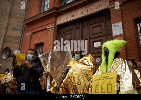 Kulturschaffende versammeln sich und treten vor der Schule der Beaux-Arts von Toulouse auf. Kulturschaffende (Schauspieler, Live-Künstler, Maler, Musiker, Techniker, Theaterdirektoren und Kulturgewerkschaften (CGT, Synavi, Snam...) organisierten einen landesweiten Tag mit Aktionen und Demonstrationen, um gegen die Schließung aller Theater, Kinos, Konzertsäle usw. durch die Regierung Franch aufgrund der Pandemie von Covid-19 zu protestieren. Sie protestieren, weil sie sich fragen, warum Einkaufszentren, Geschäfte usw. geöffnet sind und nicht. Kulturarbeiter werden von der französischen Regierung als nicht lebensnotwendige Arbeitskräfte angesehen, selbst wenn Frankreich als A bezeichnet wird Stockfoto