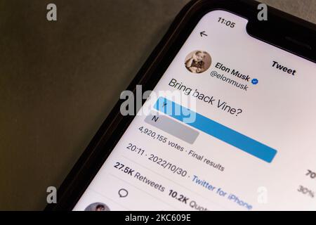 Vancouver, KANADA - 29 2022. Oktober: Schließen Sie eine Abstimmung in einer Twitter-Umfrage „Bring back Vine?“ ab. Von Elon Musk (@elonmusk) auf Twitter-Website auf einem iPhone. Stockfoto