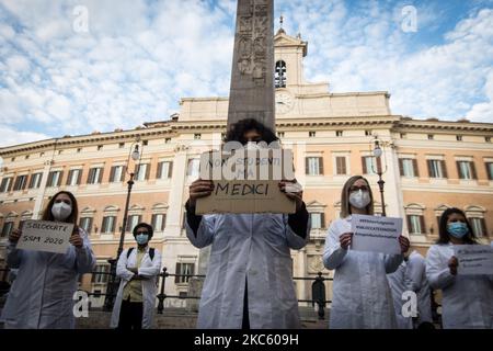 Spezialisierte Ärzte nehmen am 15. Dezember 2020 an einer Demonstration in Rom, Italien, Teil. In Italien gibt es vierundzwanzigtausend junge Ärzte, die am 22. September die Aufnahmeprüfung an Spezialisierungsschulen gemacht haben und noch immer darauf warten, zu wissen, wo sie zugeteilt werden. (Foto von Andrea Ronchini/NurPhoto) Stockfoto