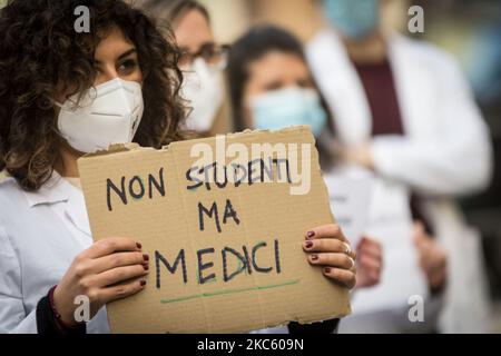Spezialisierte Ärzte nehmen am 15. Dezember 2020 an einer Demonstration in Rom, Italien, Teil. In Italien gibt es vierundzwanzigtausend junge Ärzte, die am 22. September die Aufnahmeprüfung an Spezialisierungsschulen gemacht haben und noch immer darauf warten, zu wissen, wo sie zugeteilt werden. (Foto von Andrea Ronchini/NurPhoto) Stockfoto