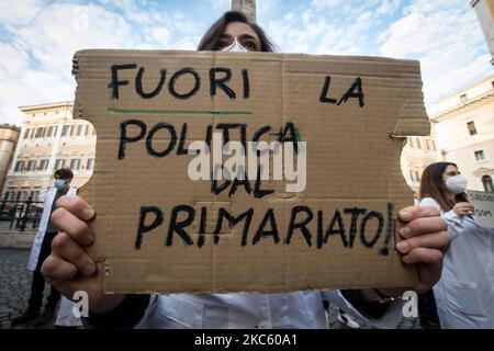 Spezialisierte Ärzte nehmen am 15. Dezember 2020 an einer Demonstration in Rom, Italien, Teil. In Italien gibt es vierundzwanzigtausend junge Ärzte, die am 22. September die Aufnahmeprüfung an Spezialisierungsschulen gemacht haben und noch immer darauf warten, zu wissen, wo sie zugeteilt werden. (Foto von Andrea Ronchini/NurPhoto) Stockfoto