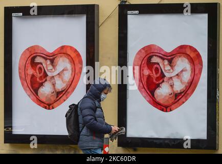 Zwei Werbetafeln mit Bildern eines in einem herzförmigen Mutterleib geplagten Kötus von Ekaterina Glazkova, gesehen in Krakau (Foto aufgenommen am 9. Dezember 2020 in Krakau). Die 30-jährige unabhängige Künstlerin Ekaterina Glazkova aus St. Petersburg wurde dank der Stiftung „Unsere Kinder – Bildung, Gesundheit, Glaube“ aus Kornice in Schlesien unerwartet in Polen berühmt. Die Zeichnung einer russischen Frau - eines Kindes im Mutterleib -, die auf Plakaten und Plakaten in verschiedenen polnischen Städten auftaucht, ist zu einem Symbol der Anti-Abtreibungsbewegung geworden. Allerdings, wie der Künstler Aussage auf Instagram am 11. Dezember, die beabsichtigte purp Stockfoto