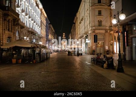 Allgemeine Ansicht der Via Dante bei Nacht während der neuen Lockdown in der roten Zone der Lombardei, die von der italienischen Regierung gegen die Coronavirus-Pandemie (Covid-19) am 17. November 2020 in Mailand, Italien, verhängt wurde. (Foto von Alessandro Bremec/NurPhoto) Stockfoto
