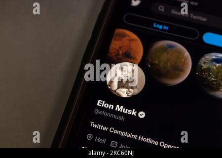 Vancouver, KANADA - Nov 4 2022 : Closeup Twitter-Account von Elon Musk (@elonmusk) auf Twitter-Website auf einem iPhone. Stockfoto