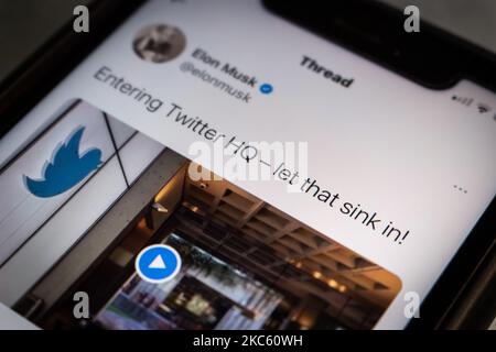 Tweet „Twitter HQ betreten – lass das einsinken!“ Von Elon Musk (@elonmusk) auf Twitter auf einem iPhone. Musk tauchte im Twitter-Hauptquartier auf und trug eine Spüle Stockfoto