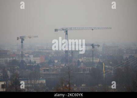 Der Blick über die Stadt Krakau vom Krakus-Hügel während des Smog-Standards hat viele Male übertroffen. Krakau, Polen am 16. Dezember 2020. (Foto von Beata Zawrzel/NurPhoto) Stockfoto