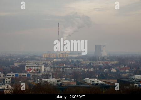 Ein Blick über die Stadt Krakau und das Wawel-Schloss vom Krakus-Hügel während des Smog-Standards hat viele Male übertroffen. Krakau, Polen am 16. Dezember 2020. (Foto von Beata Zawrzel/NurPhoto) Stockfoto